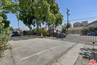3913 S Budlong Ave in Los Angeles, CA - Building Photo - Building Photo