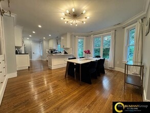 66 Calvary St, Unit A in Waltham, MA - Foto de edificio - Building Photo