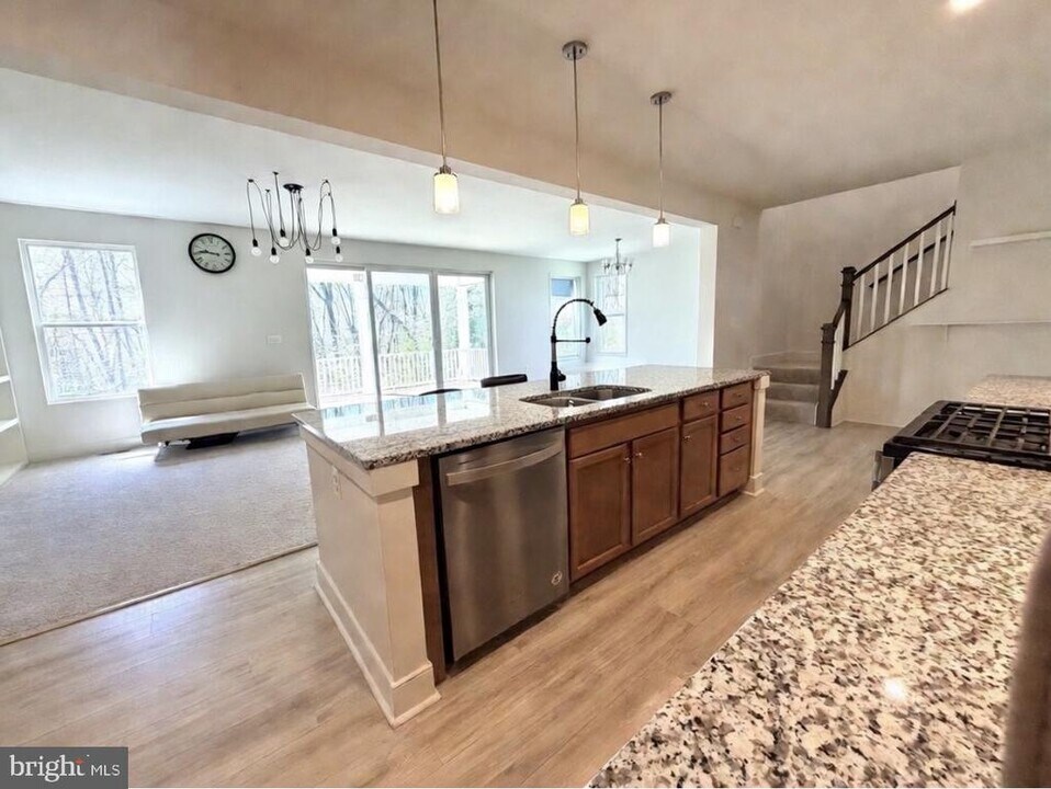 1530 Sandpiper Bay Lp in Dumfries, VA - Building Photo