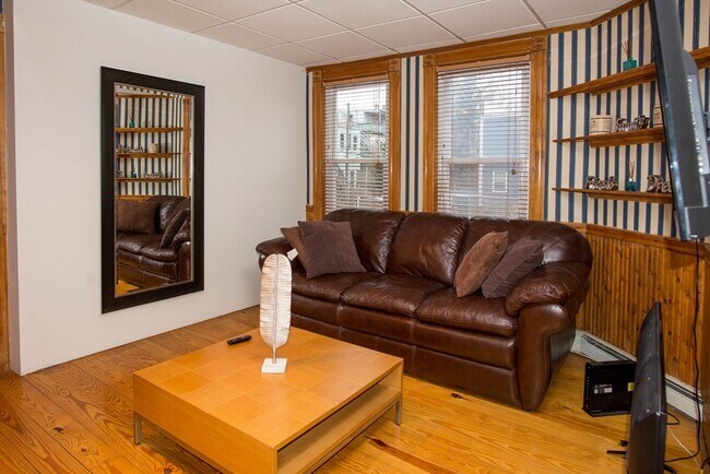 132 Bremen St, Unit 1 in Boston, MA - Building Photo - Building Photo