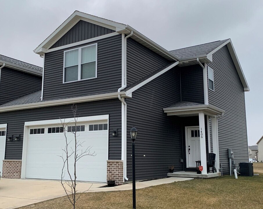 1406 Cobblestone Way in Champaign, IL - Building Photo