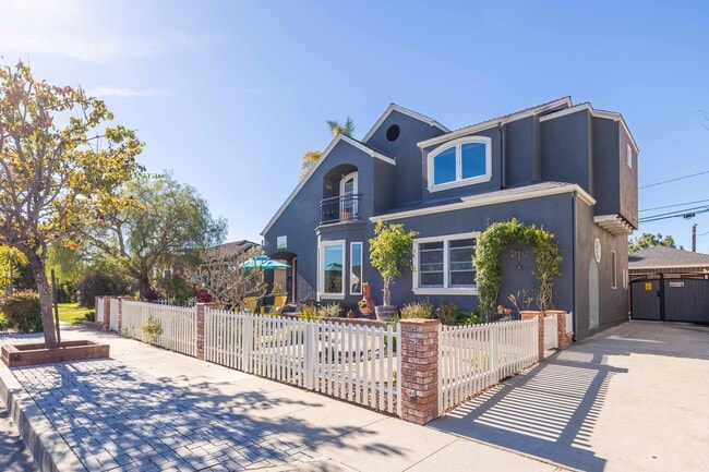 1605 Lynngrove Dr in Manhattan Beach, CA - Building Photo - Building Photo