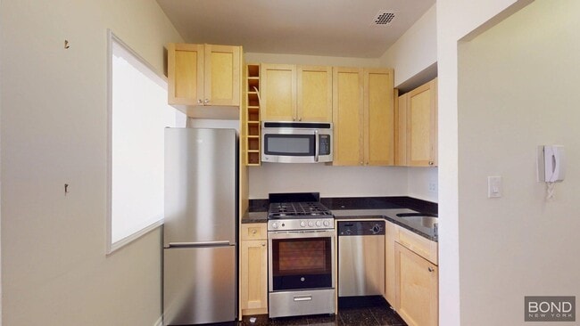 17 E 67th St in New York, NY - Building Photo - Building Photo