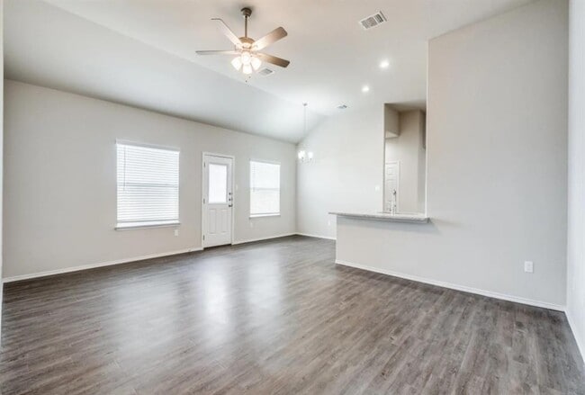 1410 E Walnut St in Seguin, TX - Building Photo - Building Photo