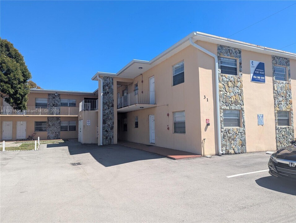 31 SE 2nd Ave in Hallandale Beach, FL - Building Photo