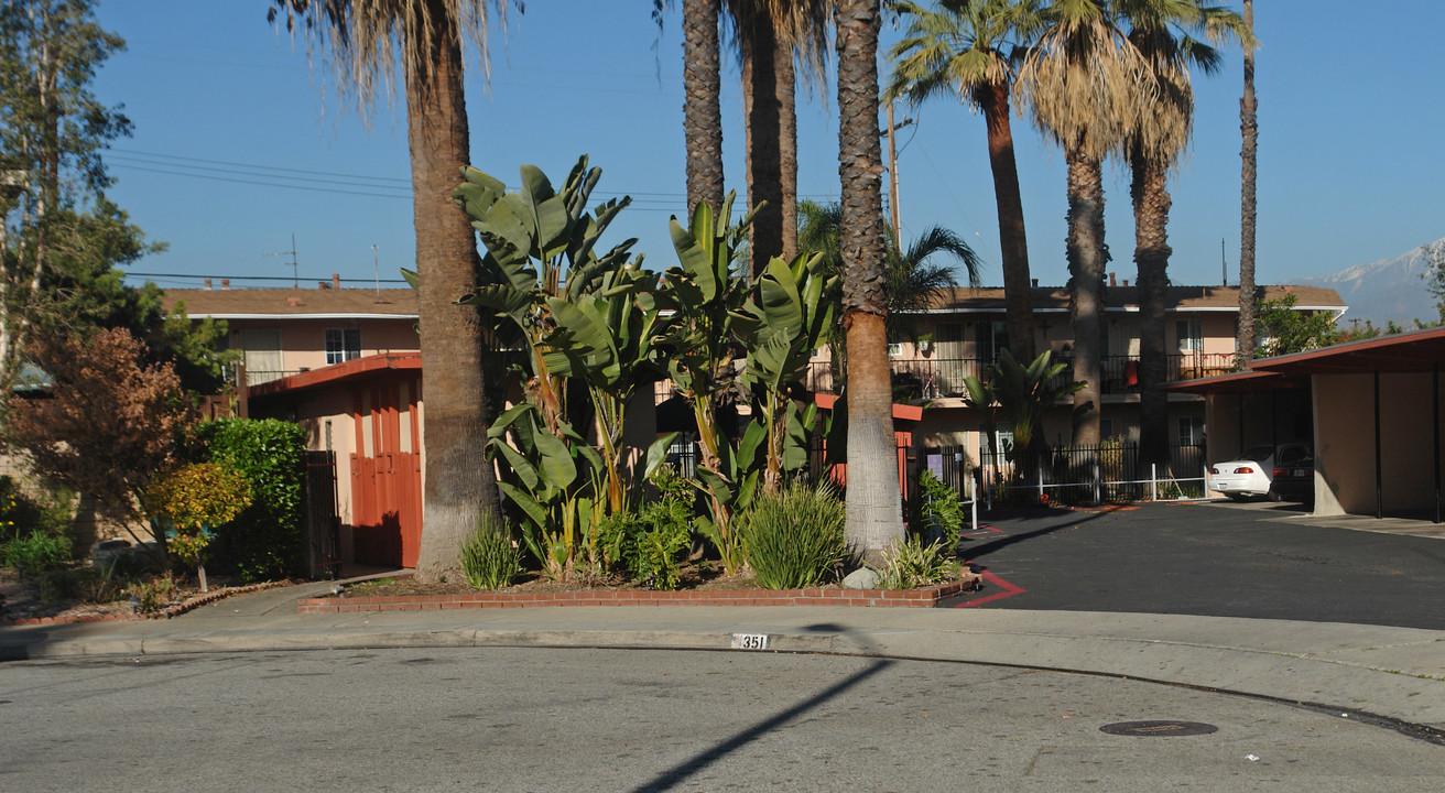 351 E Rossellen Pl in Covina, CA - Foto de edificio