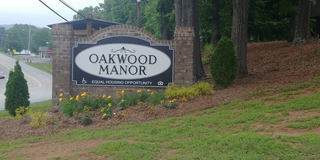 Oakwood Manor Apartments in Mayodan, NC - Building Photo - Building Photo