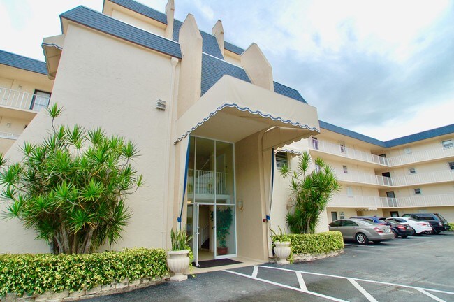 3575 S Ocean Blvd-Unit -112 in South Palm Beach, FL - Building Photo - Building Photo