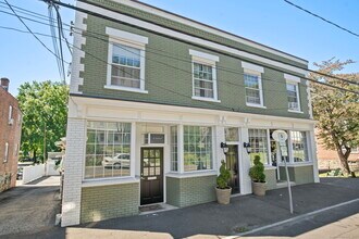 60 Pemberwick Rd in Greenwich, CT - Building Photo - Building Photo