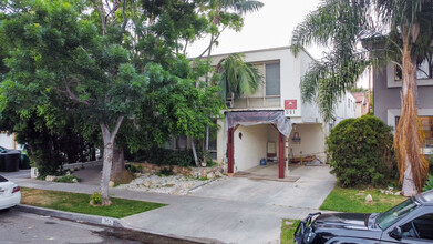 361 S Elm Drive in Beverly Hills, CA - Building Photo - Building Photo