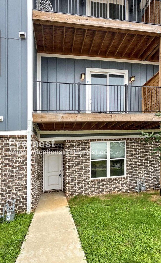 1067 Montague Pl in Chattanooga, TN - Foto de edificio - Building Photo