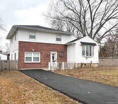 143 Delaware Ave in Bay Shore, NY - Building Photo