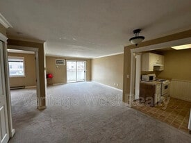 3160-3160 De Montreuil Ct in Kelowna, BC - Building Photo