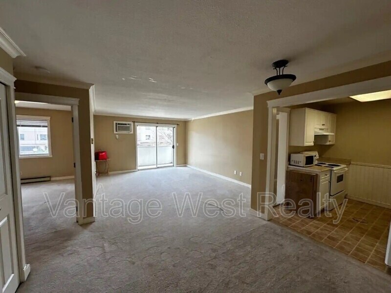 3160-3160 De Montreuil Ct in Kelowna, BC - Building Photo