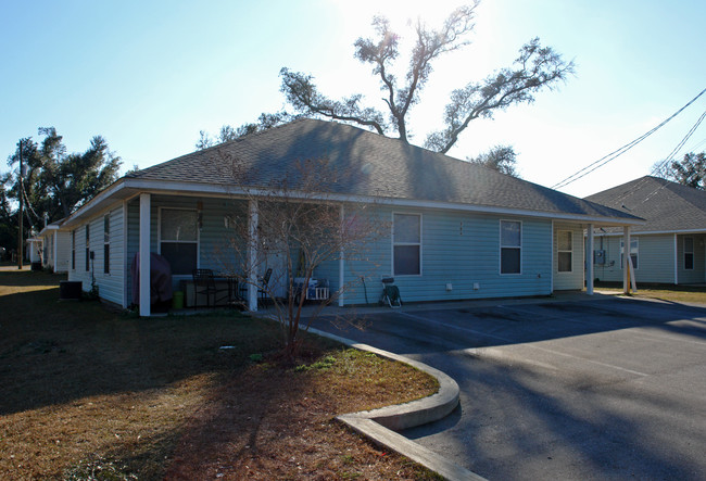 909 E Johnson Ave in Pensacola, FL - Foto de edificio - Building Photo