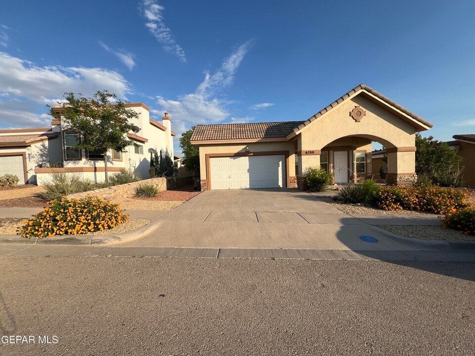 6700 Hermoso Del Sol Dr in El Paso, TX - Building Photo