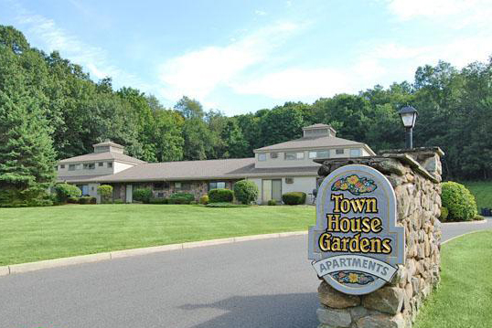 Townhouse Gardens in Ellington, CT - Building Photo