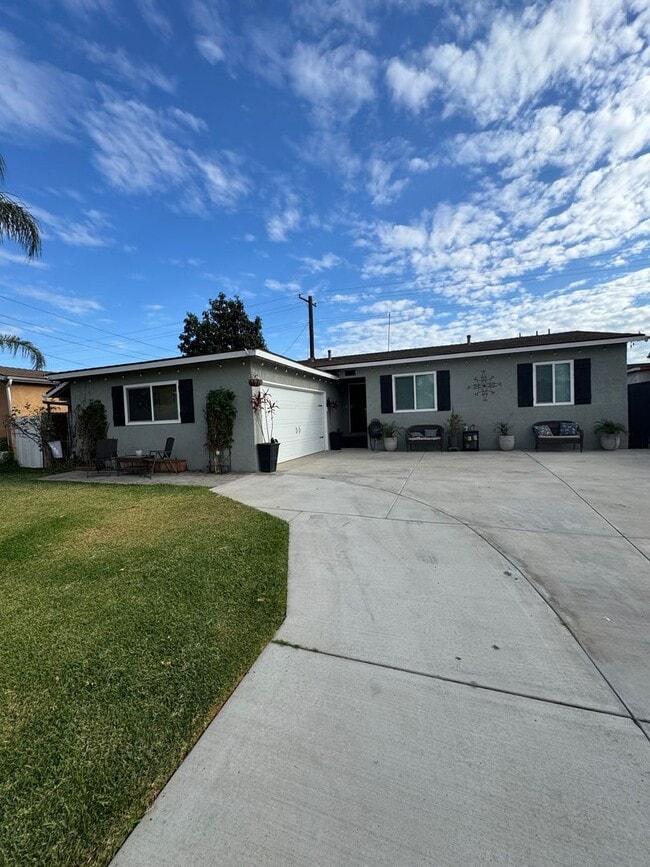 property at 1454 W Houston Ave