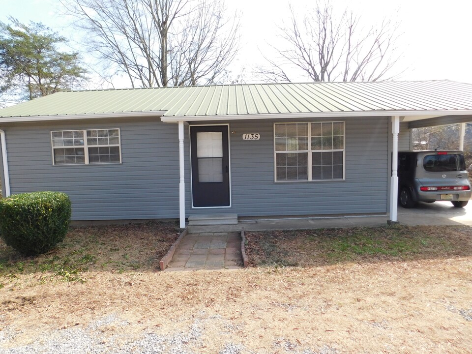 1135 8th St in Etowah, TN - Building Photo