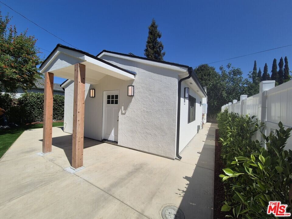 6641 Chimineas Ave in Los Angeles, CA - Building Photo