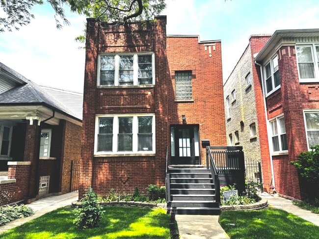 property at 4338 W Drummond Pl