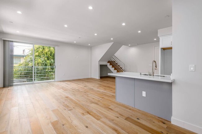 3726 Kelton Ave in Los Angeles, CA - Building Photo - Interior Photo