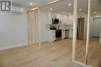 588 Barton St E in Hamilton, ON - Building Photo - Building Photo