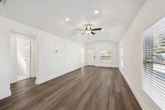 505 Malone St in Tomball, TX - Building Photo - Building Photo