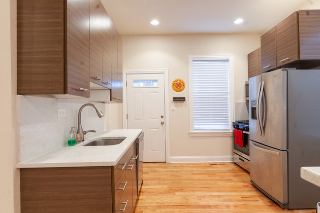 1021 N Leavitt St-Unit -1021-2 in Chicago, IL - Building Photo - Building Photo