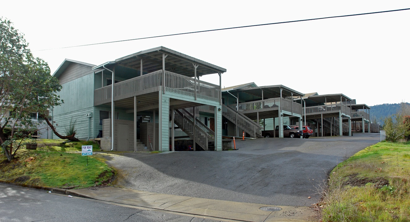 2951-2965 W Lorraine Ave in Roseburg, OR - Building Photo