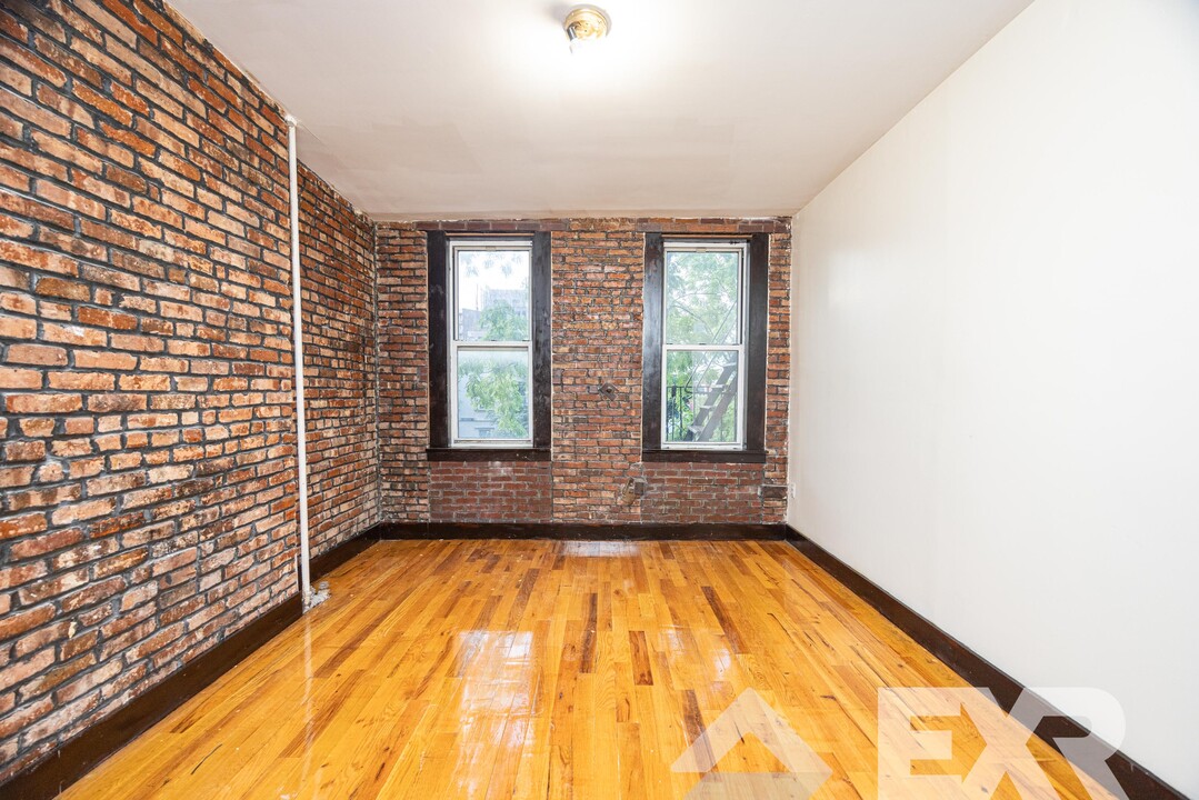 464 Pulaski St in Brooklyn, NY - Building Photo