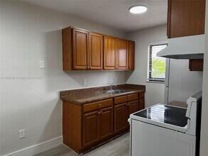 1330 W 29th St in Hialeah, FL - Foto de edificio - Building Photo