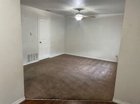 355 W Oak St in Stephenville, TX - Building Photo