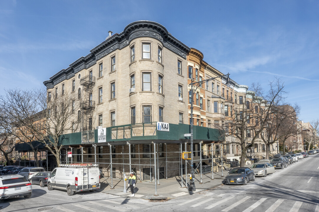 161 Prospect Park W in Brooklyn, NY - Building Photo