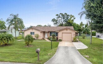 357 NW Hogan St in Port St. Lucie, FL - Building Photo