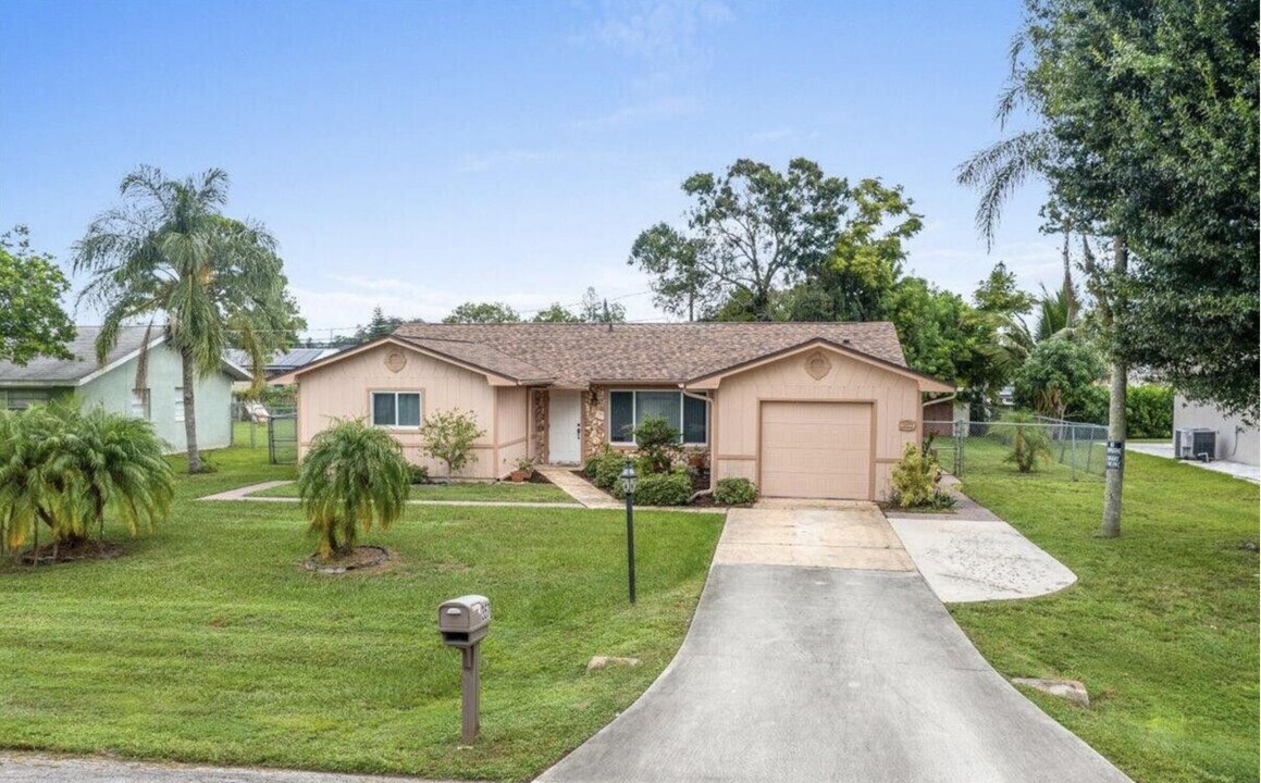 357 NW Hogan St in Port St. Lucie, FL - Building Photo