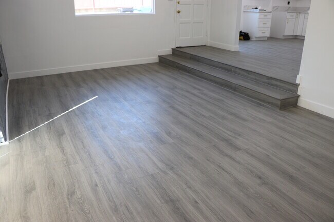 6104 Costello Ave in Van Nuys, CA - Foto de edificio - Building Photo