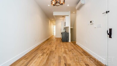 1730 Greene Ave in Ridgewood, NY - Foto de edificio - Floor Plan