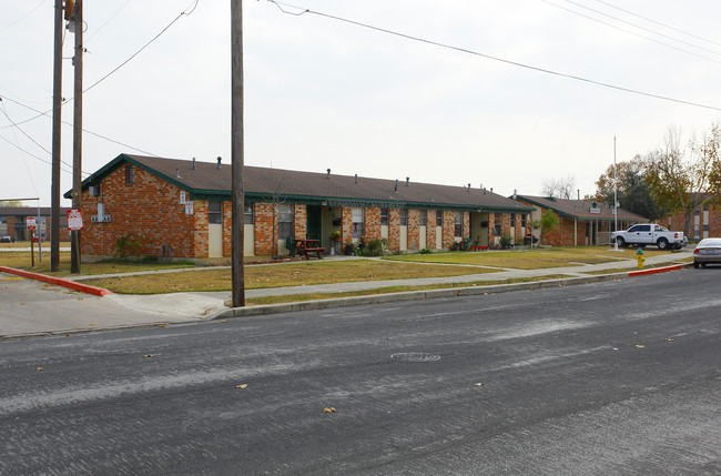 Park South Village Apartments in San Antonio, TX - Foto de edificio - Building Photo