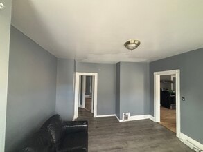 29 Derby St, Unit 2 in Somerville, MA - Foto de edificio - Building Photo