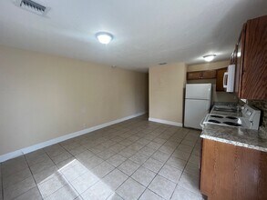 936 W 9th St in Riviera Beach, FL - Building Photo - Building Photo