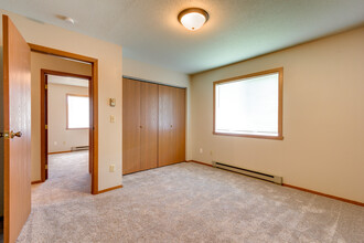 Summit Apartments in Fargo, ND - Building Photo - Building Photo