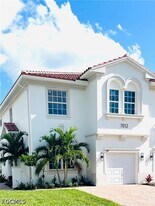7044 Ambrosia Ln in Naples, FL - Building Photo