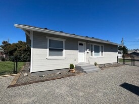 109 E Fremont Ave in Selah, WA - Building Photo