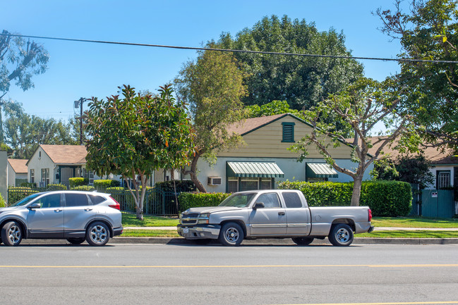 7008 Hazeltine Ave in Van Nuys, CA - Building Photo - Primary Photo