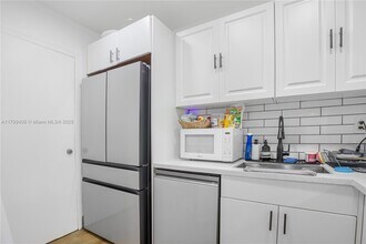 7487 SW 82nd St in Miami, FL - Building Photo - Building Photo