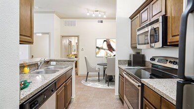 Crest Manor in Lewisville, TX - Foto de edificio - Building Photo