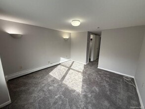 102 Margaret Keahon Dr in Pearl River, NY - Building Photo - Building Photo