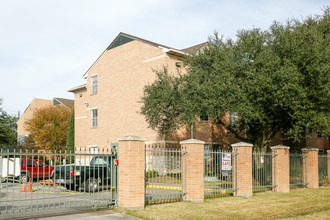 Bell Crest Apartments in Houston, TX - Building Photo - Building Photo