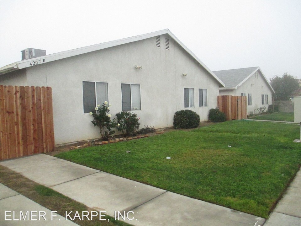 4207 Manor St-Unit -Unit A in Bakersfield, CA - Foto de edificio